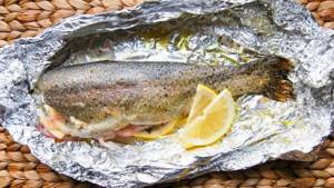 How to bake trout fillet in the oven: recipes and cooking tips