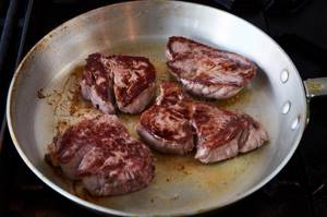 How to fry meat with onions in a frying pan
