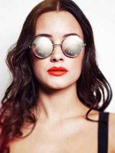 What women&#39;s sunglasses are in fashion 2020. New items for the season