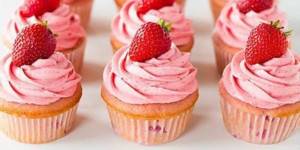 Cupcakes with strawberry sour cream
