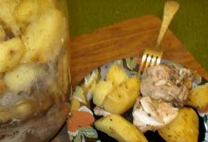 Potatoes with chicken in a 3-liter jar