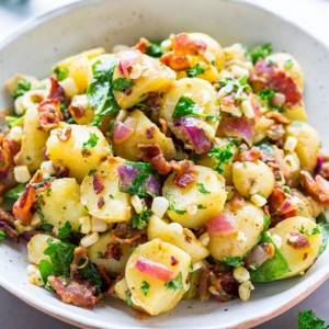 Картофельный салат с кукурузой и колбаской - рецепт с фото