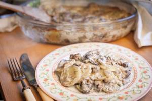 potatoes with mushrooms and sour cream in the oven