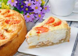 Quiche with chicken and tomatoes