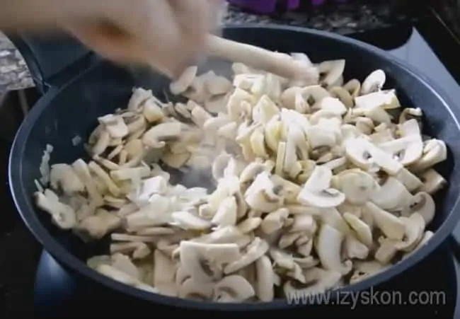 Когда лук станет полупрозрачным, выкладываем на сковороду грибы.