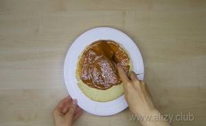 To prepare the sponge cake, coat the cakes with boiled condensed milk.