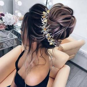 Beautiful hairstyles for the New Year 2021: photo ideas