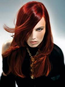 Красный цвет волос смотрится оригинально на локонах любой длины.