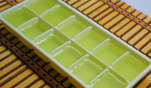 ice cubes with aloe juice for the eye area