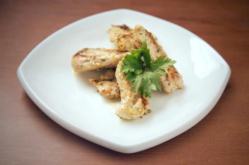 Chicken fillet with garlic and mayonnaise.