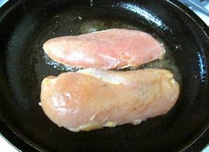 Куриное филе с шампиньонами в сметанном соусе: мясо