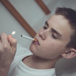 Курящих подросток