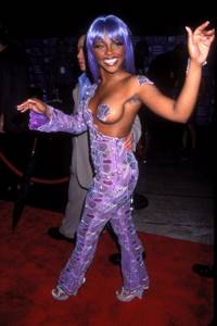 Lil’ Kim в 1999 году появилась перед публикой в пурпурном комбинезоне.