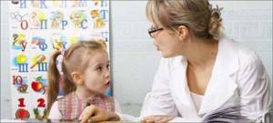speech therapist-works-with-a-child