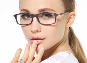 Makeup for girls with glasses. Nuances of eye makeup for girls who wear glasses 