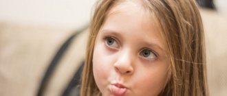 Малыши копируют поведение родителей, в том числе привычку кусать губы.