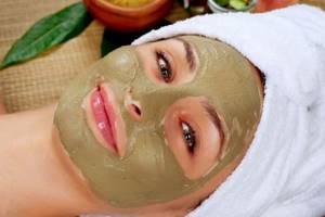 Clay mask with tea tree oil is an ideal option for deep cleansing problematic skin.