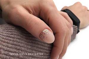 Matte manicure with glitter