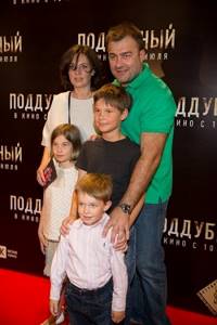 Mikhail Porechenkov with his wife and children photo