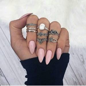 Almond shaped nails 2017