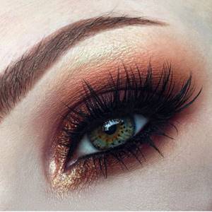 Fashionable eye shadows in autumn makeup