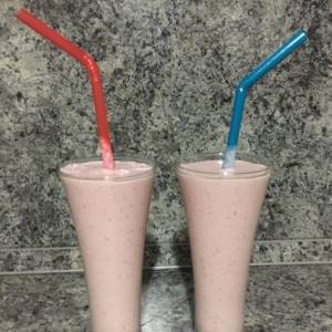 Milkshake with peach and strawberry - recipe with photo
