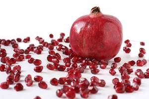 Is it possible to eat pomegranate with seeds?