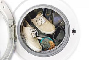 Можно ли стирать обувь в стиральной машине автомат: материалы, которые не пострадают
