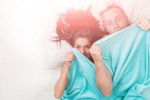 мужчина и девушка под одеялом
