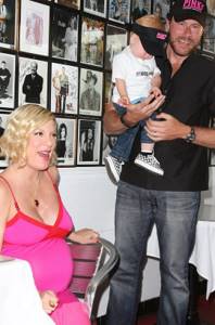 In the photo, Tori Spelling is pregnant for the second time
