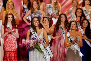 In front of millions of spectators, Miss Universe 2013, Venezuelan Gabriela Isler crowned the new winner with a precious crown worth $300 thousand. According to the designers, the decoration follows the line of skyscrapers in the sky of New York, it is decorated with blue sapphires and more than 300 small diamonds