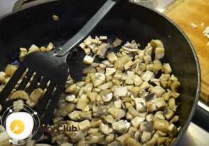 Fry the champignons in a dry frying pan until the liquid evaporates.