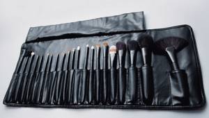 Set of brushes for applying cosmetics