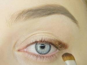 Draw an arrow towards the outer corner of the eye from the pupil