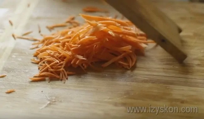 Натираем очищенную морковку н терке для корейской моркови.