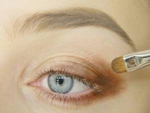 it is necessary to slightly shade the upper border of part of the eyelid