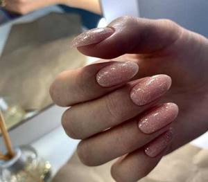 Soft pink manicure with glitter