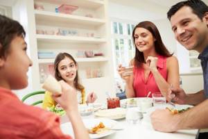 What to talk about at dinner? 5 ideas for communication 