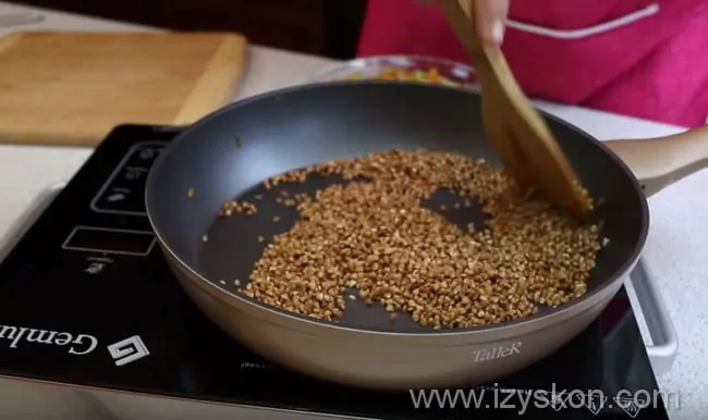 Fry buckwheat in a dry frying pan