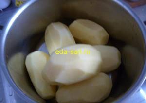 Peeling potatoes for boiling