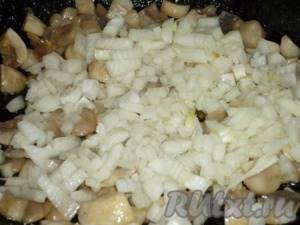 Finely chop the peeled onion and add to the mushrooms. Fry for 4-5 minutes, stirring. 