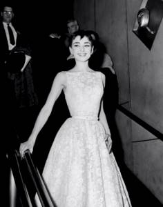 Одри Хепберн в платье Givenchy на церемонии Оскар