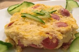 Omelet in a slow cooker with sausages