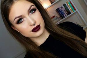 Autumn makeup with long eyelashes