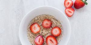 Oatmeal porridge with water and strawberries