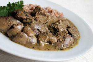 Turkey liver stewed in sour cream and onions