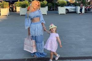 Pelageya is raising her daughter Taisiya