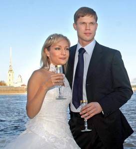 At first it was like this: Bulanova and Radimov had a beautiful wedding, then they became the parents of a boy named Nikita. The couple gave the impression of people who understand each other perfectly 