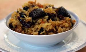 Pilaf with dried apricots and raisins