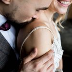 Поцелуй в плечо: скрытый смысл на разных этапах отношений